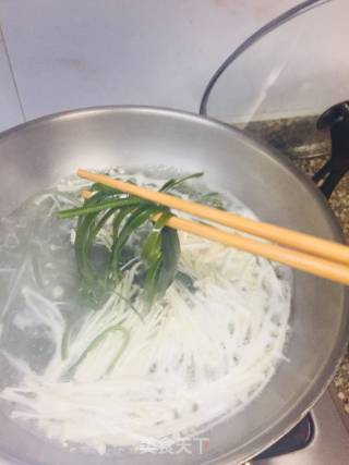 Spicy Kelp and Shredded Enoki Mushroom recipe