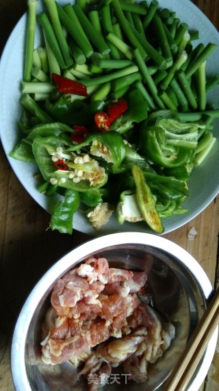 Stir-fried Pork with Garlic Sprouts and Green Pepper recipe