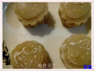 Ferrero Snowy Mooncakes with Chocolate Filling recipe