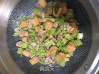Fried Tofu with Celery recipe