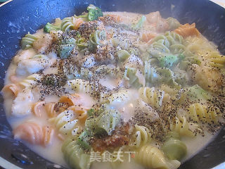 Spiral Spaghetti with Long Li Fish in White Sauce recipe