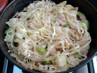 Braised Noodles with Soy Sauce, Potatoes and Sausages recipe