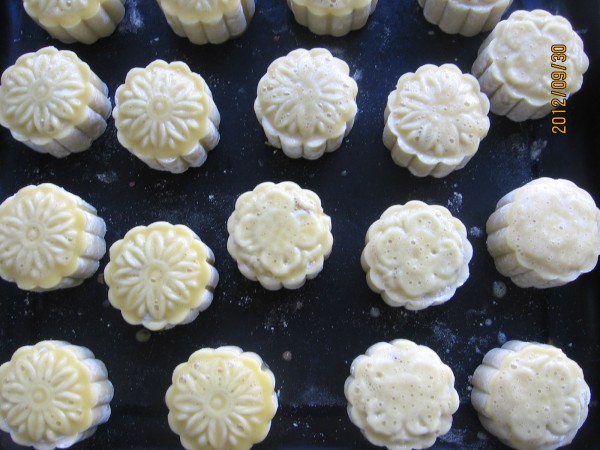 Peking Style Mooncakes with Olive Oil and Nuts recipe