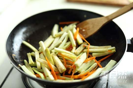 Stir-fried Shredded Chicken with Eggplant recipe