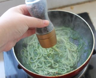 Food in Spring---【black Garlic Spinach Pasta】 recipe