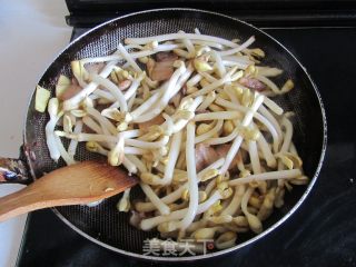 Stir-fried Pork with Peanut Sprouts recipe