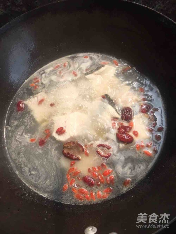 Chinese Wolfberry and Red Dates Fish Bone Soup recipe