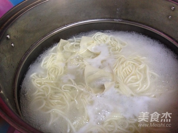 Wonton Noodles with Egg-fragrant Shepherd's Purse recipe