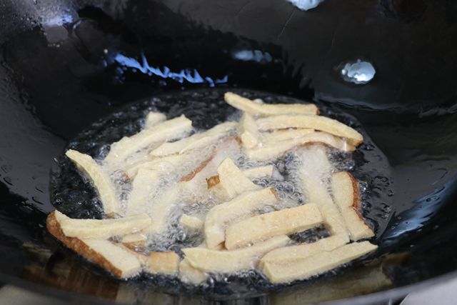 Stir-fried Vegetarian Chicken with Houttuynia Cordata recipe