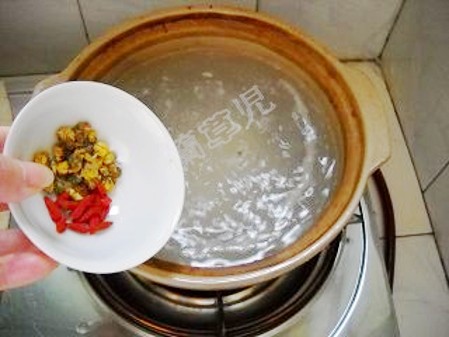 Red Dates, Coix Seed and Chrysanthemum Congee recipe