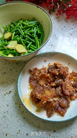 Stir-fried Rice Noodle Pork with Garlic Moss recipe