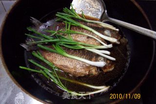 "grilled Crucian Carp Stewed Meat with Scallion" recipe