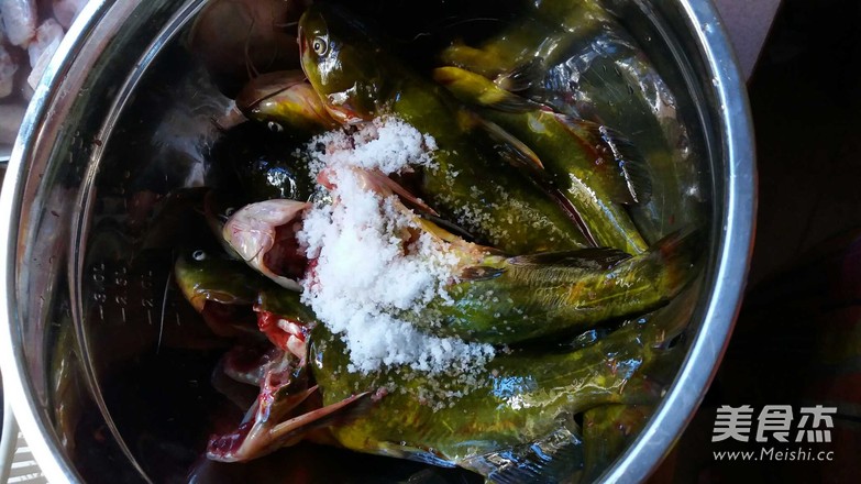 Braised Sauerkraut with Yellow Bone Fish recipe