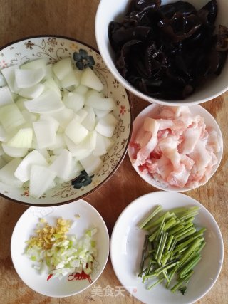 Stir-fried Pork Belly with Black Fungus and Onion recipe