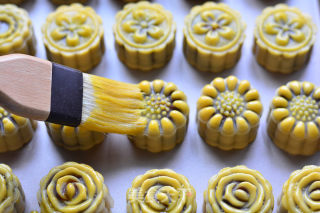 Cantonese Bean Paste Egg Yolk Mooncake recipe