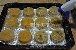 Cantonese Egg Yolk Mooncake recipe