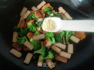 Scrambled Eggs with Broccoli and Carrots recipe