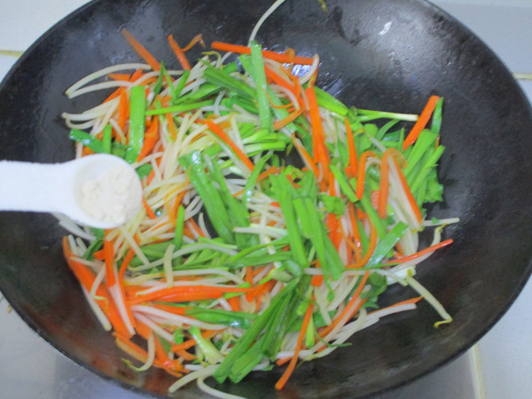 Stir-fried Three Shreds of Mung Bean Sprouts recipe