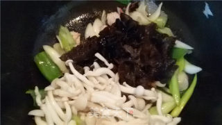 Stir-fried White Mushrooms with Fungus and Green Onions recipe