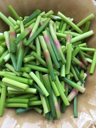 Stir-fried Large Intestine with Garlic Moss recipe