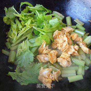 #快手懒人饭# Fried Celery with Eggs recipe