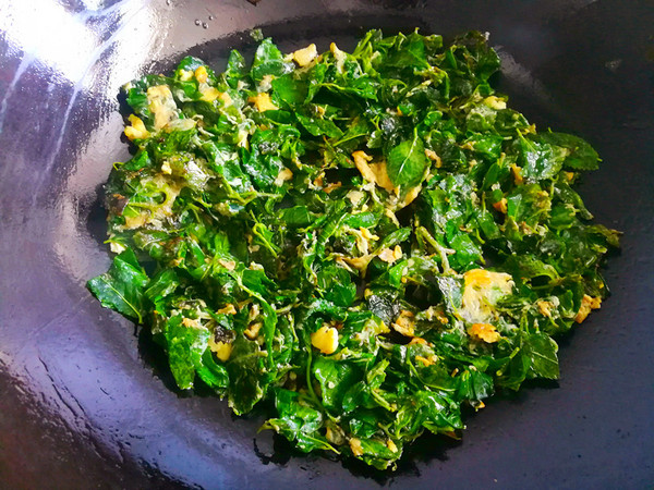 Scrambled Eggs with Elm Leaves recipe