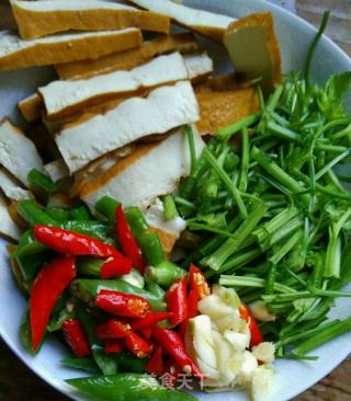 Stir-fried Celery with Fragrant Dried Seeds recipe