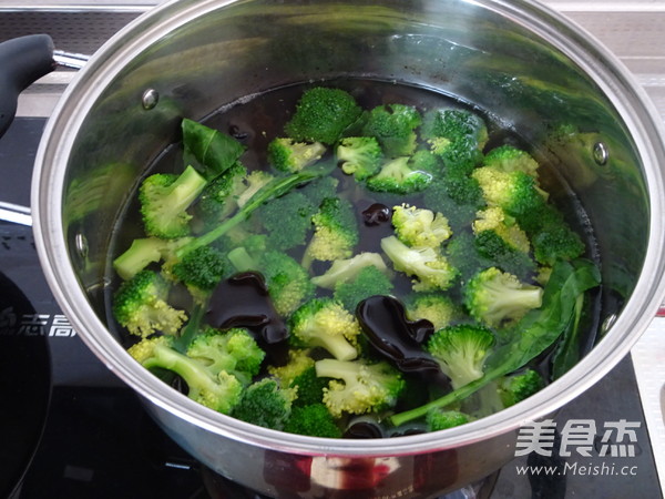 Broccoli with Edible Fungus recipe