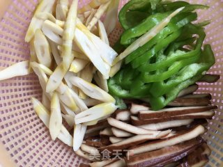 Stir-fried Shredded Bamboo Shoots with Dried Green Peppers recipe