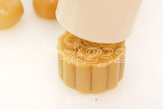 Cantonese Style Jujube Mud Pine Nut Mooncake recipe