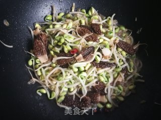 Stir-fried Soy Sprouts with Morels recipe