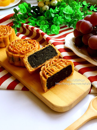 Mooncakes with Black Sesame Filling (80g) recipe