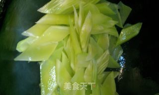 Fresh and Small Fried---scrambled Eggs with Lettuce and Fungus recipe