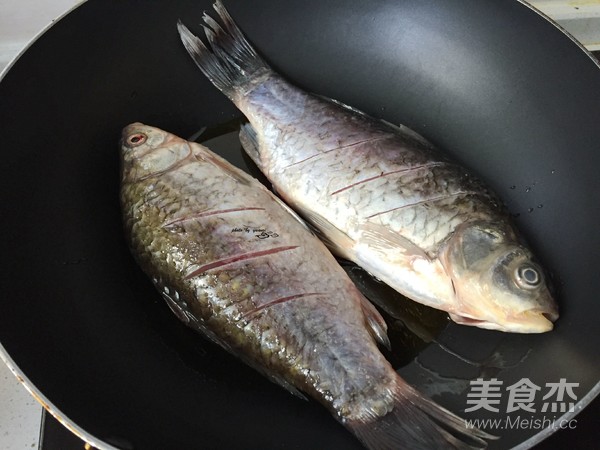 Crab Mushroom Crucian Fish Soup recipe