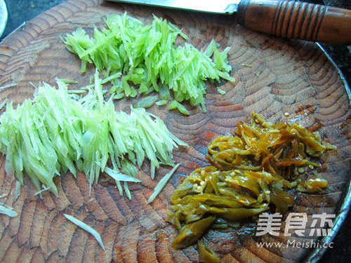 Sour Pepper Mixed with Shredded Lettuce recipe