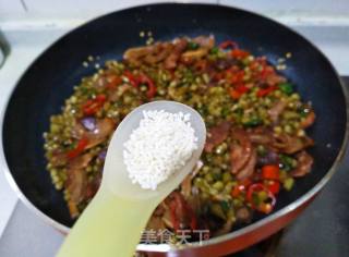 Stir-fried Soaked Cowpea with Oil Residue recipe