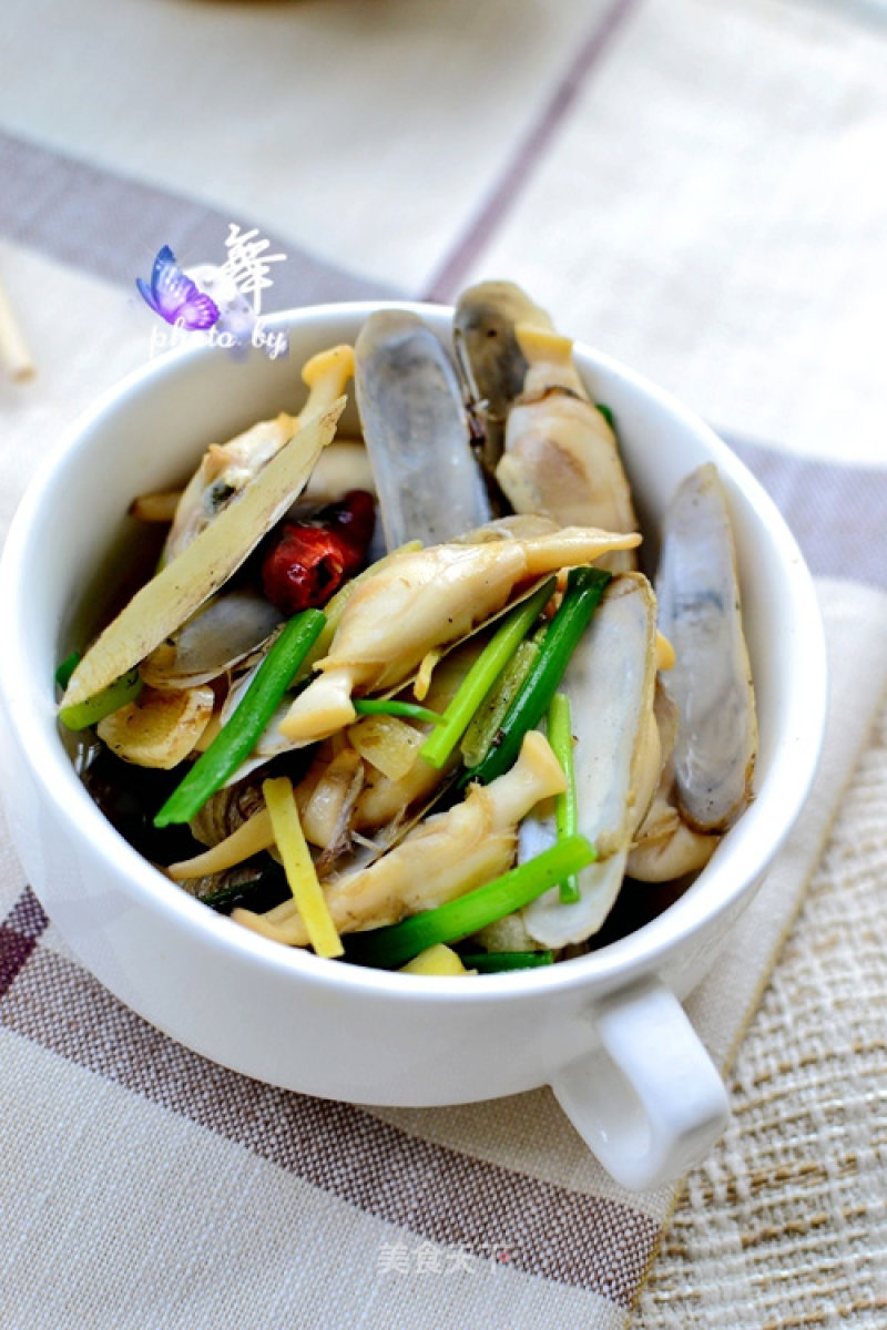 [stir-fried Razor Clams with Green Onion and Ginger]