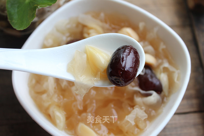 Cooling and Relieving Heat-lily White Fungus Soup