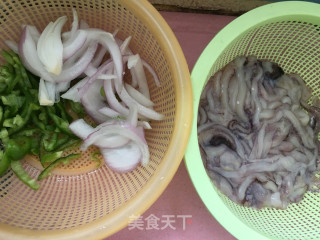 Stir-fried Squid with Green Pepper and Onion recipe