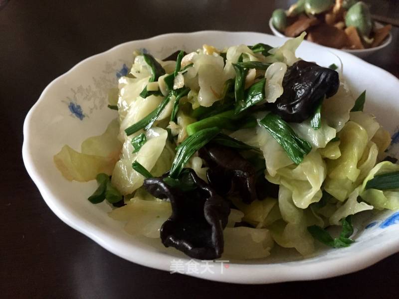 Stir-fried Garlic Sprouts with Cabbage and Black Fungus recipe