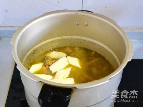 The Yam Ribs and Broad Bean Casserole with Whole Broad Beans Melted into The Soup recipe