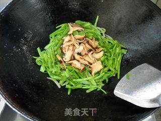 Stir-fried Shredded Pork with Water Spinach recipe