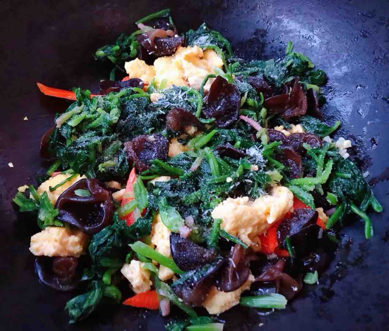 Scrambled Eggs with Spinach and Fungus recipe