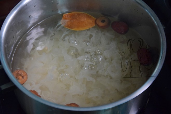 Hawthorn and Tremella Digestive Sweet Soup recipe