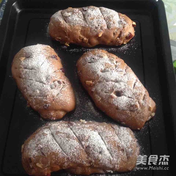 Red Date Walnut Soft European Buns recipe