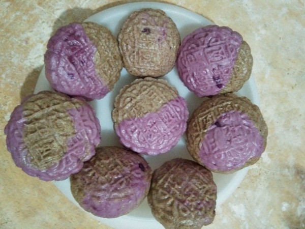 Steamed Two-color Moon Cake Bun recipe