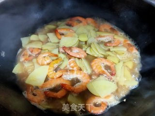 Fried Potato Chips with Green Shrimp recipe