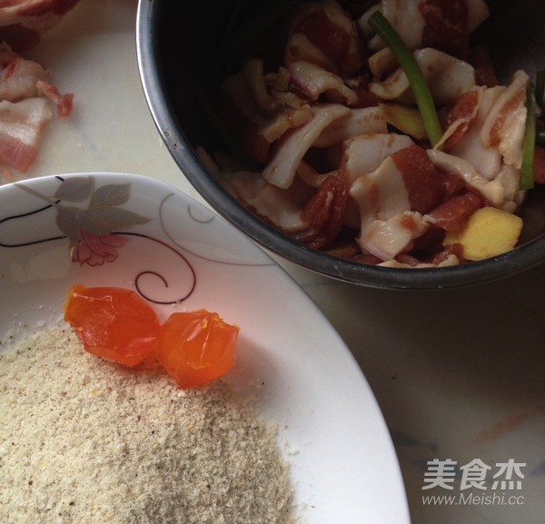 Steamed Pork with Salted Egg Yolk recipe