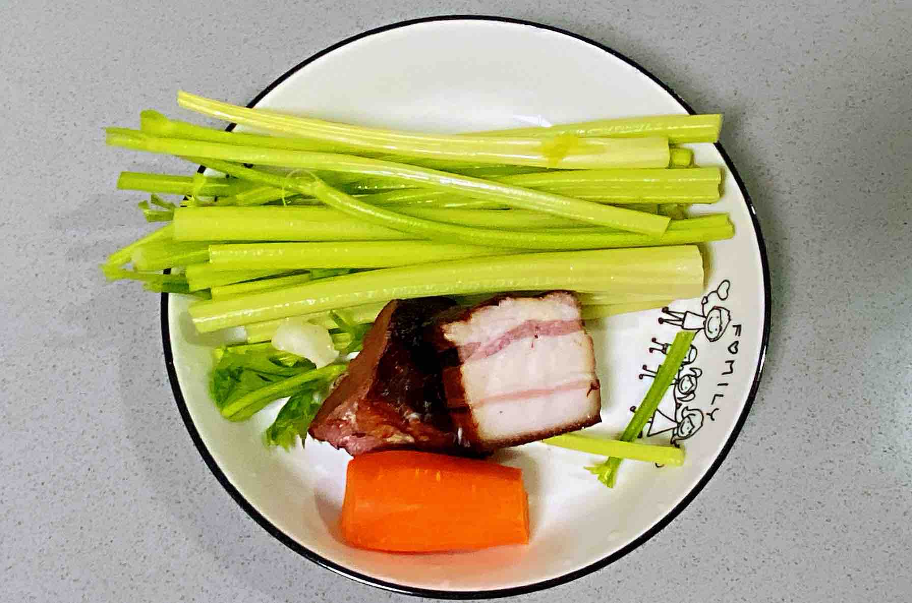 Stir-fried Celery with Bacon, Full of Cured Flavor, Crispy and Delicious~ recipe