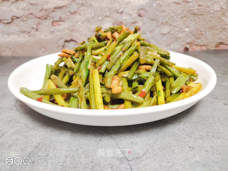 Stir-fried Garlic Sprouts with Sliced Pork recipe